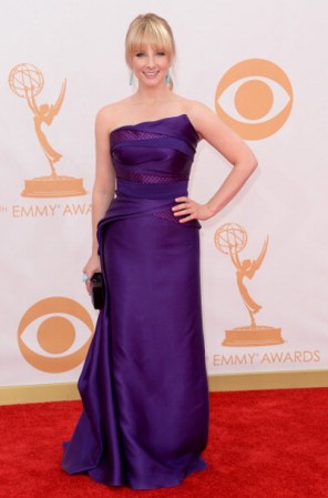 En un diseño morado, con top modernista, Melissa Rauch desvió las miradas en la alfombra roja.