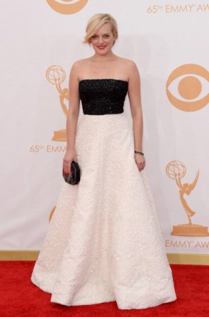Los vestidos bicolor fueron estrellas en la entrega de los Premios Emmy, y Elisabeth Moss lució el suyo con máxima sofisticación.