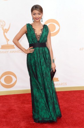 Sarah Hyland fue una de las más sensuales de la noche. Con un diseño en verde oscuro, color trendy otoñal, y sobrevestido de encaje negro, desvió las miradas.