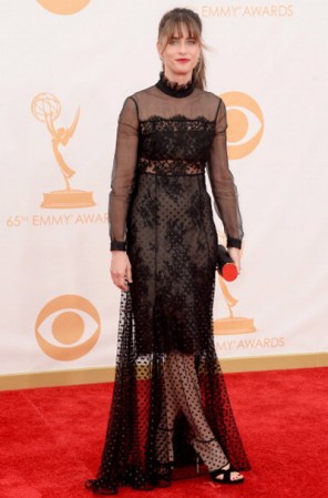 Un mix de transparencias fue el recurso estrella en el vestido de Amanda Peet, el diseño, que incluía lunares, resultó de lo más original.