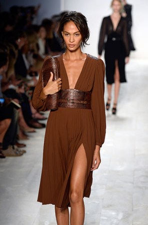 Entre los colores de la temporada, el chocolate es un infaltable en vestidos, trajes y pantalones.