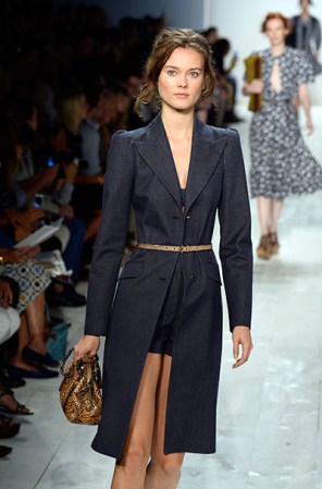 La sensualidad casual. Una mini y un blazer de jean oscuro pueden convertirse en prendas para todos los días.