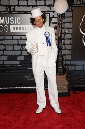 Eric André también estuvo en el gran evento de los MTV y posó en la alfombra roja con su tradicional humor.