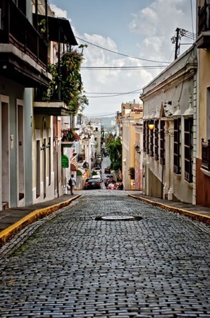 No hay reales vacaciones sin algo de vida nocturna. En el San Juan Antiguo podrás encontrarte no sólo con bellas construcciones, museos y ventas de artesanías típicas sino también con actividades nocturnas, como bailes, restaurantes y cafés.