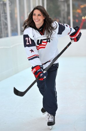 En la imagen, la jugadora de hockey Hilary Knight, de Estados Unidos.