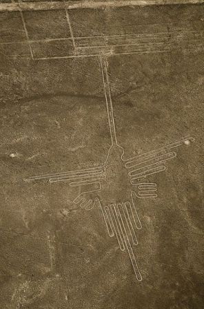 Líneas de Nazca, Perú. Se encuentran ubicadas en el desierto de Nazca, donde antiguos hombres trazaron enormes diseños, representando figuras geométricas, animales, aves, plantas y líneas rectas. Se desconoce su génesis, quién las construyó y porqué. Todo un misterio…