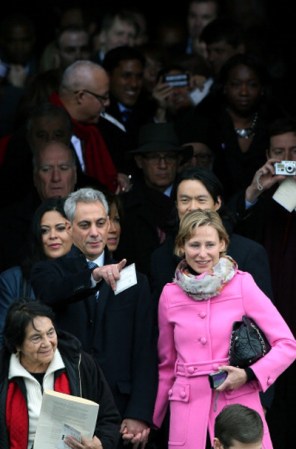 El Alcalde de Chicago Rahm Emanuel y su mujer Amy Rule. El look de ella merece un aplauso. Nos encanta su audacia al escoger un tono tan peculiar para la ceremonia ¡Muy acertada!