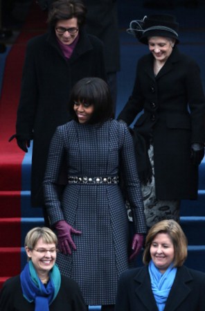 La Primera Dama Michelle Obama luce muy glamorosa con un tapado de estampas geométricas del diseñador Thom Browne ¿el protagonista? un cinturón de piedras y brillo de la firma J C. Crew ¡Ovación de pie para su nuevo peinado!