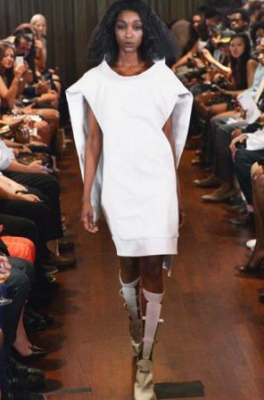 Vestido tipo “poncho” y sandalias gladiadoras hasta la rodilla, un outfit que se presentó en el desfile de Kithe Brewster durante el Mercedes-Benz Fashion Week en Nueva York en septiembre del 2012 ¡Un look total white solo para osadas!