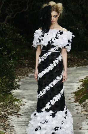 Un look blanco y negro bastante controversial en la pasarela de Chanel este enero ¿El aplique en el pelo se impondrá la próxima temporada?