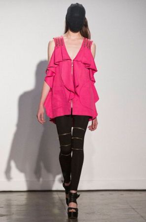 Lo extraño de esta foto, no es el outfit en sí, sino la decisión de los diseñadores de Focus Taiwan durante la Semana de la Moda de New York en septiembre pasado. Ellos optaron por cubrirles los rostros a sus modelos ¡Qué difícil desfilar así!