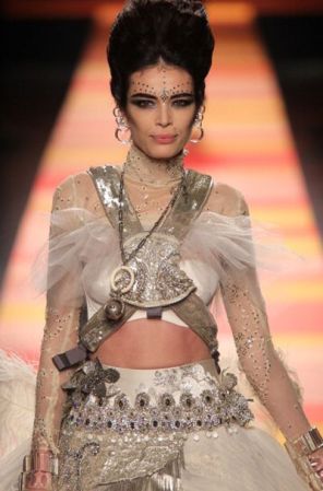 Jean Paul Gaultier presentó en enero su colección en la Semana de la Moda de Alta Costura en Paris ¿Qué te parece este look recargado? Tiene influencias hindúes y muchísimo brillo.