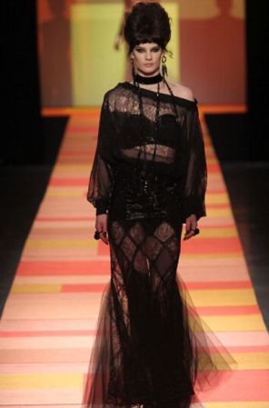¿Te animas a salir de noche con estas transparencias? Jean Paul Gaultier mostró este look revelador durante su desfile este enero.