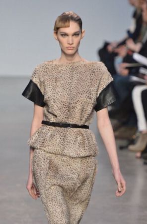 Cintura entallada. Thakoon muestra un look que será hit esta temporada. Vestidos, sacones y blusas con un cinturón que enmarca la cintura y destaca la silueta reloj de arena propia de la mujer.