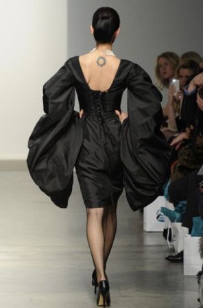 ¡Espaldas reveladoras! Malan Breton propone un estilo muy sexy para la próxima temporada, escotes en la espalda, súper insinuantes y sugerentes.