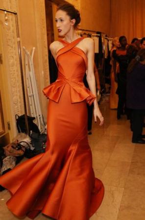 Vestido silueta “sirena”, súper adherente. Esta silueta marca el contorno de la figura y cosechará todas las miradas.