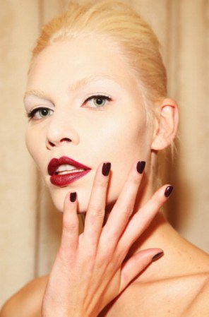 Y uñas oscuras, otra tendencia súper hot. Este invierno no dejaremos un área sin pintar, siempre en tonos intensos con personalidad ¡Pídeselo a tu manicura!