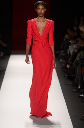 El rojo es un must. Junto al morado, es el color del momento. Lo veremos en vestidos de gala y prendas urbanas. Atrévete a combinarlo con azul o púrpura, y sal de lo previsible.