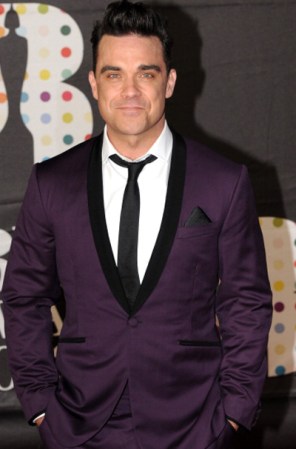 Profeta en su tierra, Robbie Williams luce guapísimo.