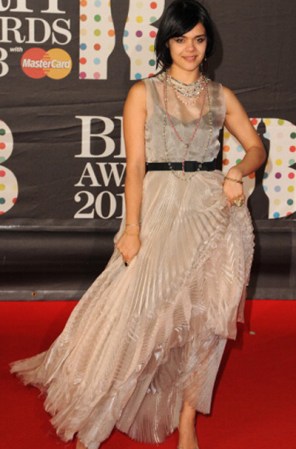 La rocker Natasha Khan más conocida como "Bat For Lashes" lució un vestido vaporoso y resaltó su cintura con un cinturón negro que contrasta ¡Un look muy logrado!