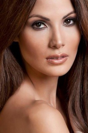A los 16 años, comenzó como modelo compitiendo en Elite Model Look de Puerto Rico. Desde ese momento, su carrera fue en ascenso y logró más de 20 portadas de revistas en Indonesia, República Dominicana, Miami, Nueva York, y Puerto Rico.