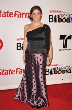 La editora ejecutiva y de contenido latino de los Billboard Leila Cobo llegó a la fiesta con un vestido de lunares en la falda, que desdibujó sus formas.