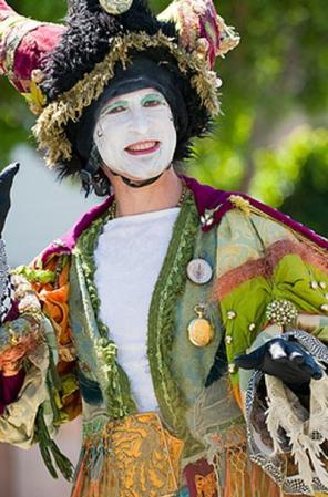 ¡Qué lindo disfraz escogió este hombre de San Francisco para celebrar Pascuas!