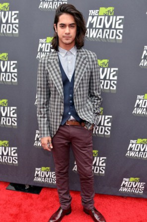 Avan Jogia escogió un look descontracturado. Luce con estilo y actual.