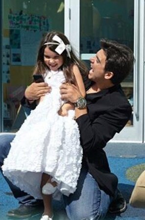 Está súper enamorado de su pequeña hijita Sabry y lo expresa públicamente en Twitter “Amor puro amor de verdad. Nada se le compara. Papa te quiere y extraña mucho”