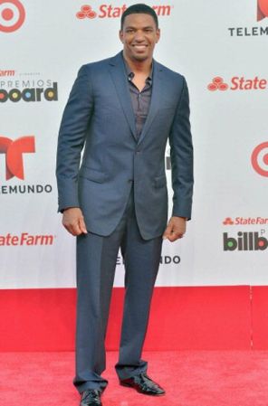 Laz Alonso escogió un look informal, dejó de lado el traje y optó por una camisa descontracturada.