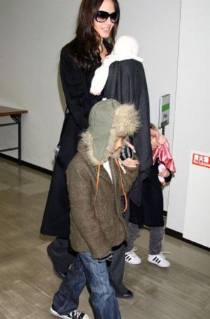Angelina Jolie es una gran mamá de siete niños regida bajo el signo de GÉMINIS. Es el signo de las mellizos, por lo que es muy natural que te hagas "amiga" de tus hijos y compartas las mismas actividades ¡Ten cuidado con esto y aprende a marcar los límites con tus hijos!