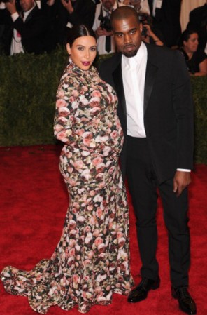 También, se la critica por su falta de estilo. Kayne West viste a la moda y es un hombre impecable, y mucho sostienen que Kim no está a su altura.