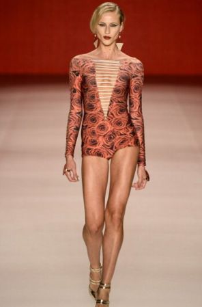 Para las amantes del traje de baño entero, esta opción súper original. Es un traje de baño de mangas largas, terminación tipo short y transparencias en el escote ¡Sin dudas, llamarás la atención en la playa!