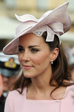 Para una recepción al aire libre, la Duquesa de Cambridge lució este sombrero con bordes rosados a tono con su vestido.
