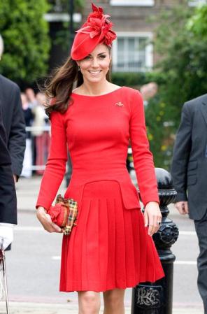 En un vestido rojo con falda tableada –una fuerte tendencia de la temporada-, Catalina abordó la embarcación real, durante el desfile naval celebrado en honor a la Reina.