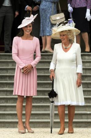 Las tablas fueron de nuevo, la elección de la Duquesa en este diseño color rosa pastel, que eligió para una fiesta en los jardines del Palacio de Buckingham.