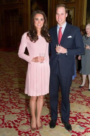 Catalina dejó claro que éste es uno de sus vestidos favoritos, pues algunos días antes de la celebración en Buckingham, había lucido el mismo diseño en el Lunch For Sovereign Monarchs, ofrecido en el Castillo de Windsor.