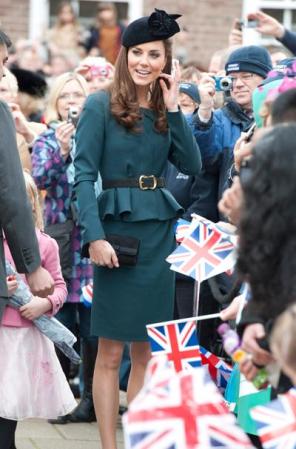 Un vestido con volantes a la cintura -otro recurso estrella de la temporada-, fue el elegido por la Duquesa de Cambridge para la visita real a Leicester; que marcó el inicio del tour del Jubileo de Diamante, realizado por la Reina a través del Reino Unido.