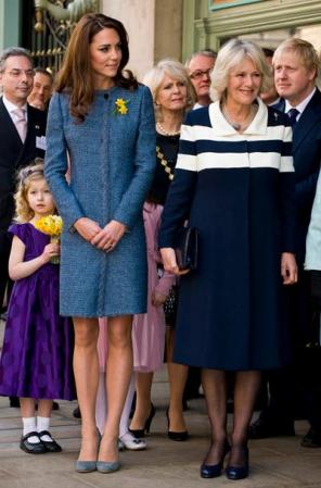 Un trenzado al frente, dio un detalle diferente a este sencillo, pero elegante vestido, que lució Catalina durante un evento en Piccadilly; donde se develaron productos conmemorativos del Jubileo.