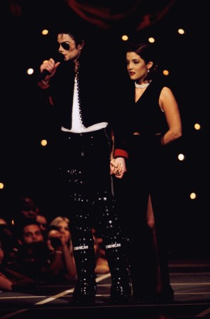 Michael Jackson y Lisa Marie Presley, se casaron en medio de un escándalo que acusaba al Rey del Pop de abuso infantil. El matrimonio duro sólo 19 meses. Años más tarde, Lisa, se casó con Nicolas Cage, pero de nuevo, tuvo una corta vida de casada, que duró poco más de tres meses.