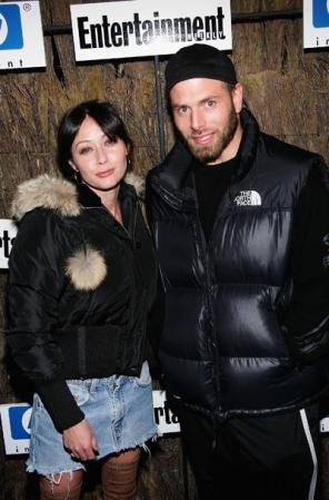 Shannen Doherty ha vivido dos veces la amarga experiencia. La primera vez, se casó con Rick Salomon, matrimonio que duró siete meses. La segunda vez, cayó en las redes de Ashley Hamilton, pero duraron casados, menos de seis meses.