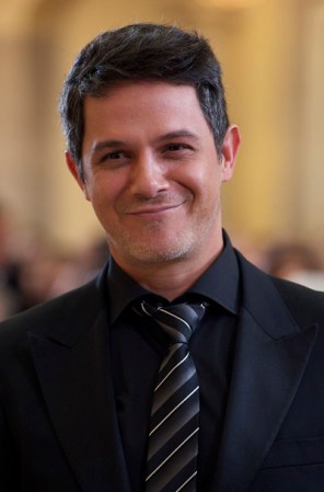 Alejandro Sanz pide a su staff evitar prendas de color amarillo, el día del concierto, ya que lo considera de mala suerte. El cantante ha comentado además que, si recibe como regalo una pulsera o colguije y todo sale bien el día que lo usa, se lo deja puesto para la siguiente presentación.