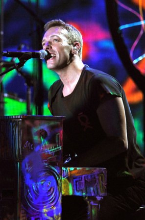 Chris Martin, vocalista de Coldplay, ha revelado que necesita lavarse los dientes antes de una presentación, para sentirse listo.