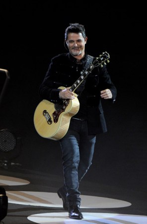 Alejandro Sanz cautiva con su voz auditorios repletos, y acaba de estrenar el video del segundo sencillo de su disco “La Música no se toca”.