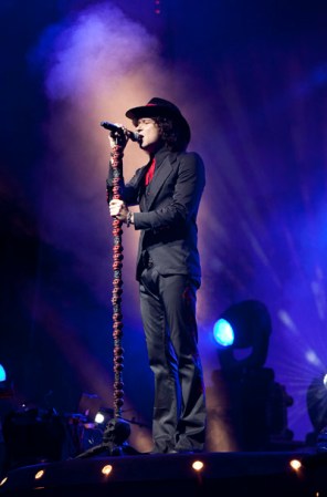 Tras presentarse con rotundo éxito en Estados Unidos y España, Enrique Bunbury tomó los escenarios de México, con su tour Licenciado Cantinas.