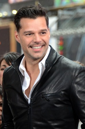 RickyMartin ha cautivado a la audiencia desde muy temprana edad; con su presencia y talento llena el escenario sin necesitar grandes escenografías o efectos especiales. Actualmente como integrante del elenco de la obra de Broadway, Evita, el puertorriqueño arranca la ovación del público cuando aparece a escena.