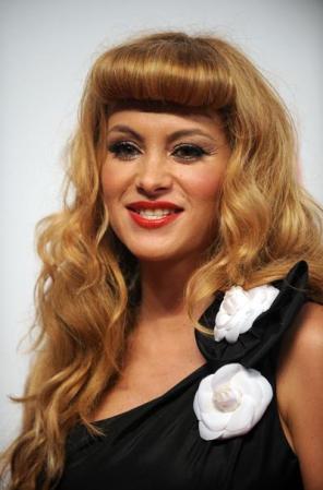 Aquí, otro estilo retro llevado al extremo. La cantante perdía frescura con un maquillaje sobrecargado.