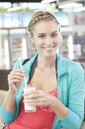 Un régimen adecuado para bajar de peso combina 4 aspectos básicos: Quemar más calorías de las consumidas, actividad física regular, una dieta equilibrada que no deje fuera ningún grupo de alimentos y una estructura que sea fácil de seguir, lo que ayuda a mantenerla y a conservar los resultados. Para alcanzar la meta, se debe trabajar con los tres primeros en conjunto y no de manera aisalda.