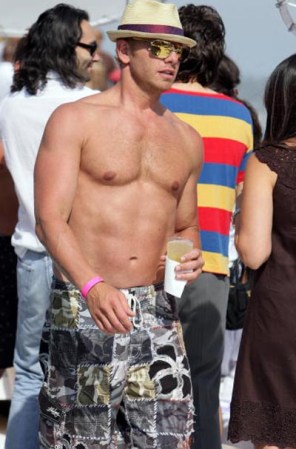 El guapísimo actor Ian Ziering, muy sensual en un festejo del 4 de julio en las playas de California.