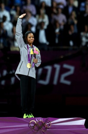 Día 6: La estadounidense Gabrielle Douglas gana la presea de oro en el All-Around individual de gimnasia Olímpica.